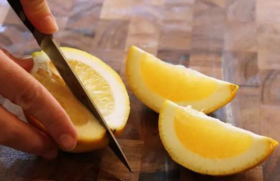 лимон для сока режем дольками