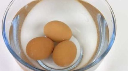 Согреть яйца в горячей воде.