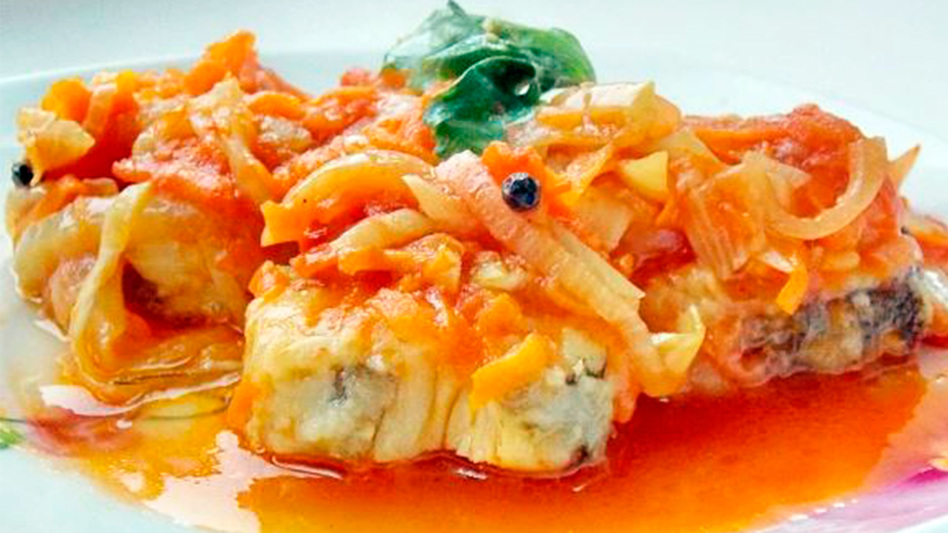 Потушить минтай рецепт. Рыба треска под маринадом. Минтай в маринаде с морковью. Филе минтая под маринадом.